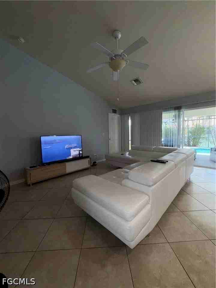 1034 Ne 13th Pl - Photo 5 of 19