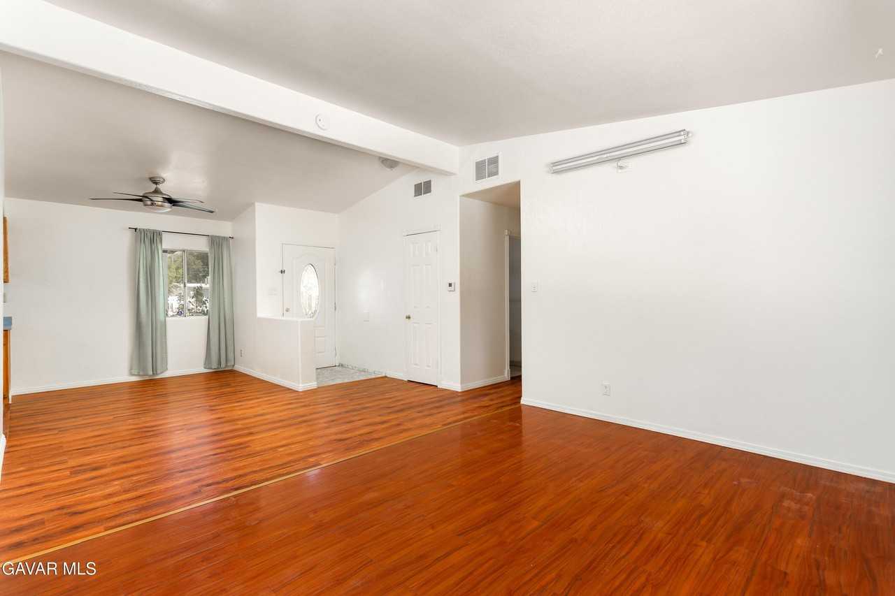 1050 W Avenue J13 - Photo 4 of 24