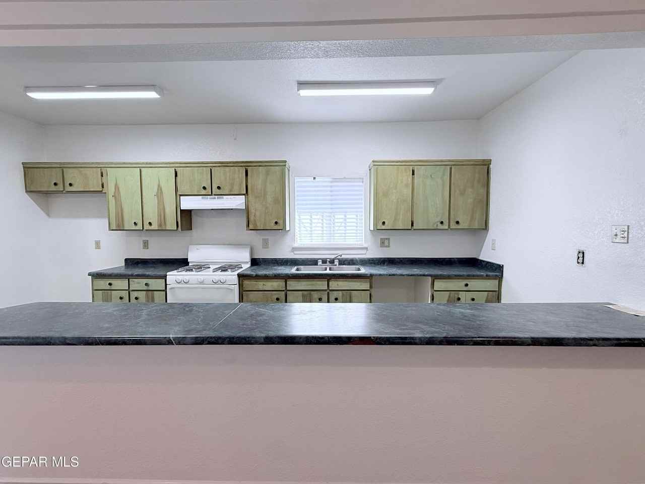 612 Noble St - Photo 5 of 17