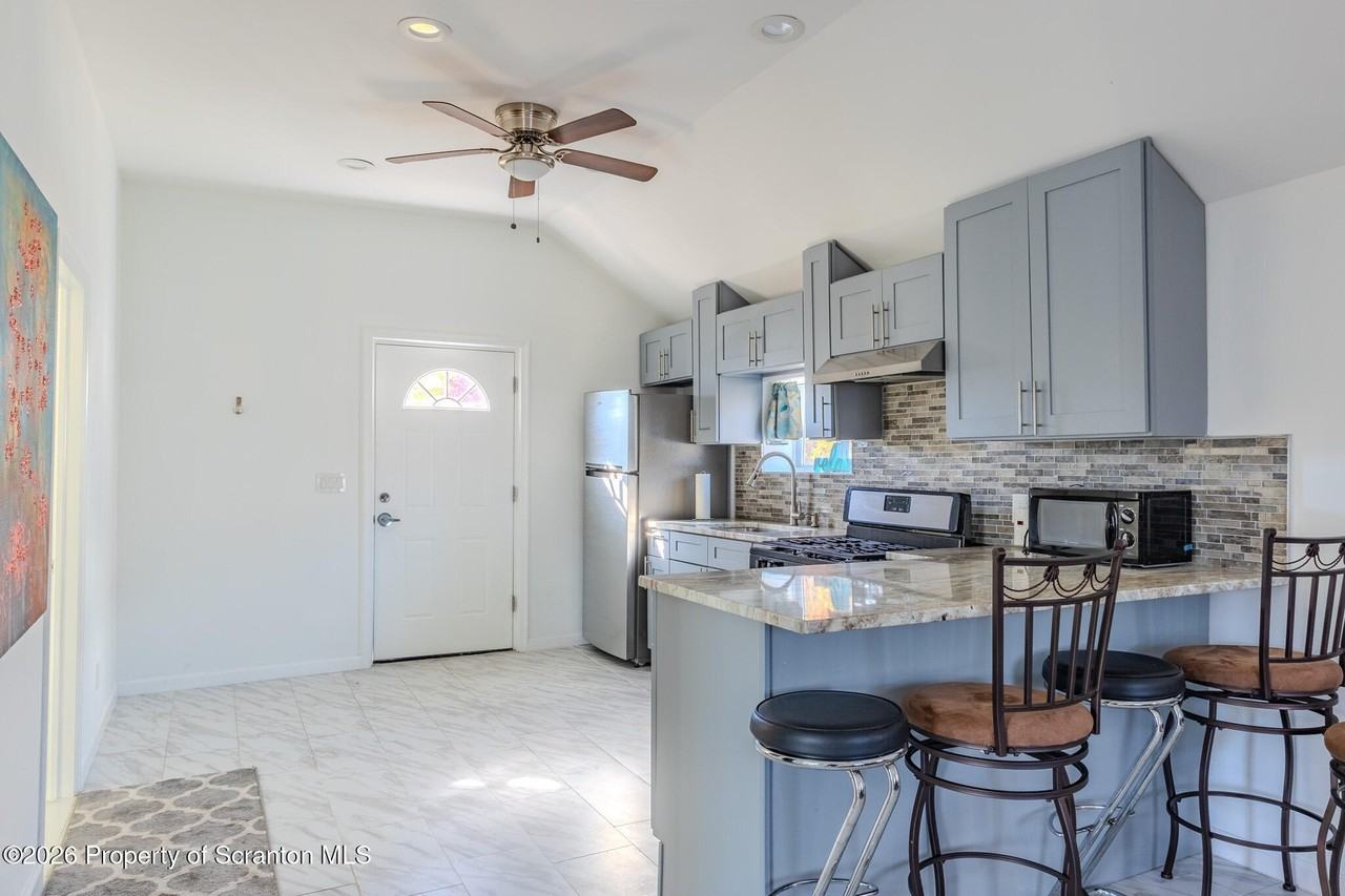 518 Meade St - Photo 4 of 24