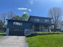featured image of 4 Leslie Dr