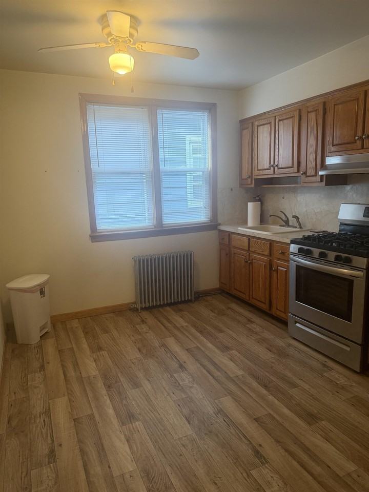 140 W 30th St - Photo 3 of 14