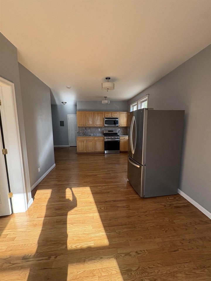 305 Cator Ave #1R - Photo 5 of 12