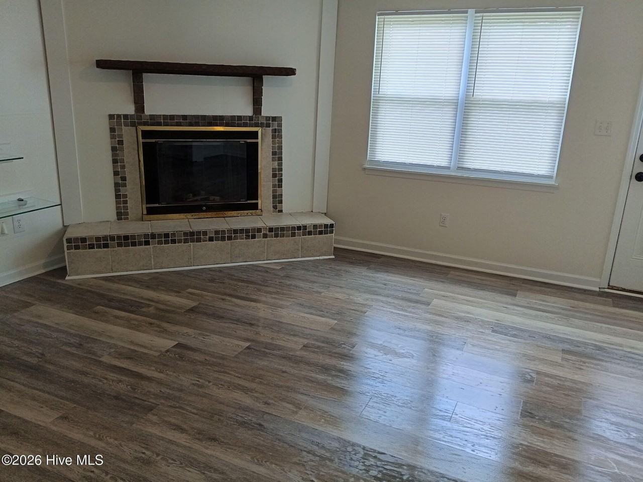 3064 Angela St - Photo 5 of 17