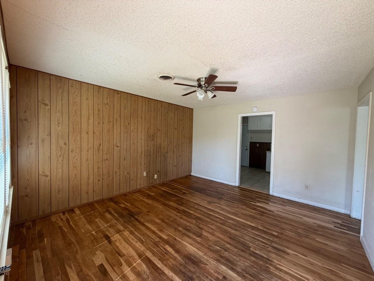 4608 32nd St - Photo 2 of 7
