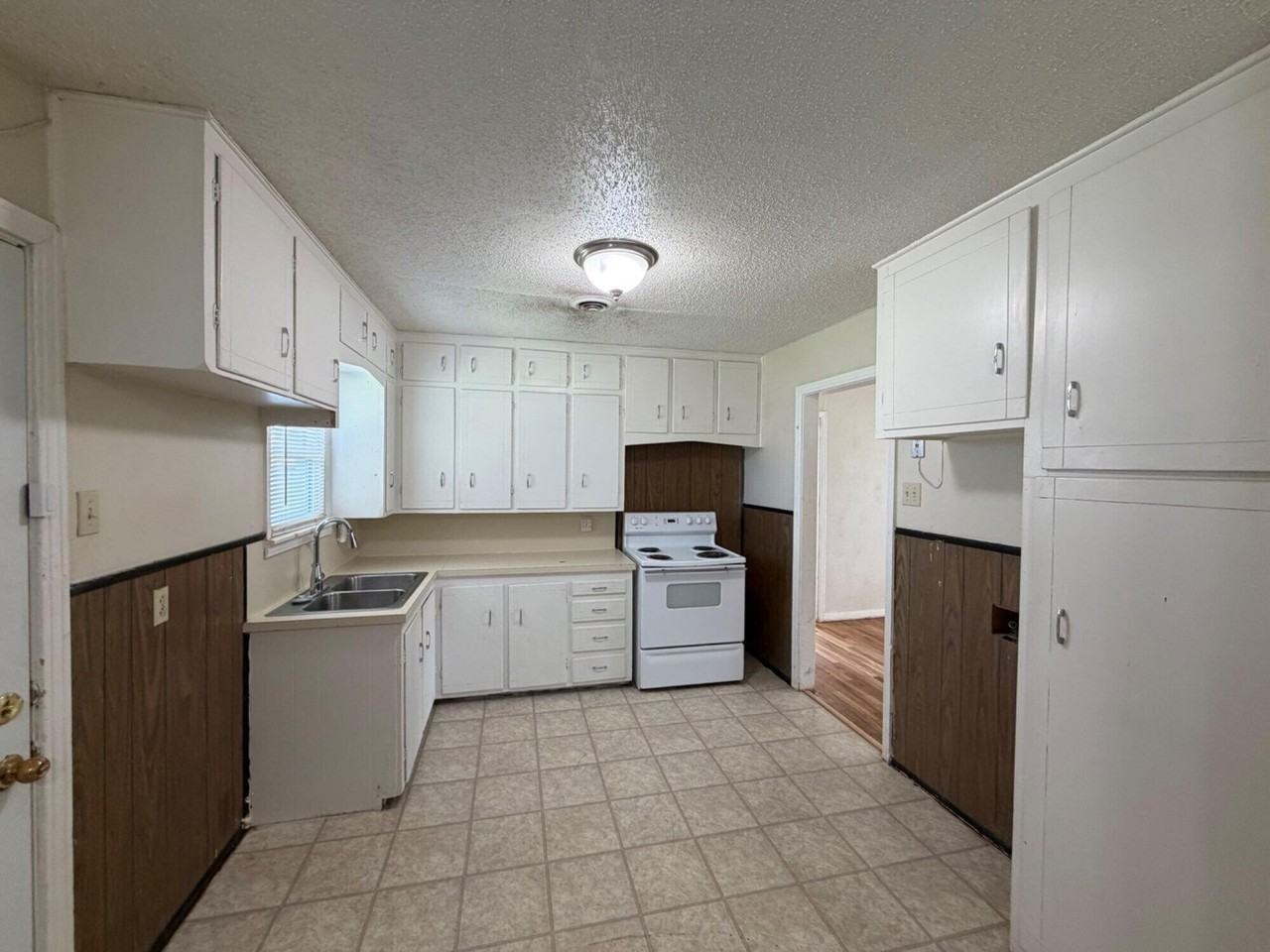 4608 32nd St - Photo 3 of 7
