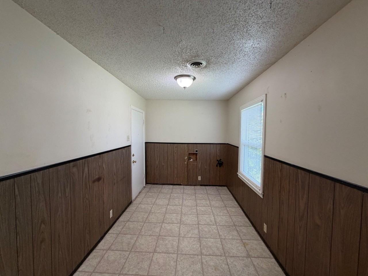 4608 32nd St - Photo 4 of 7