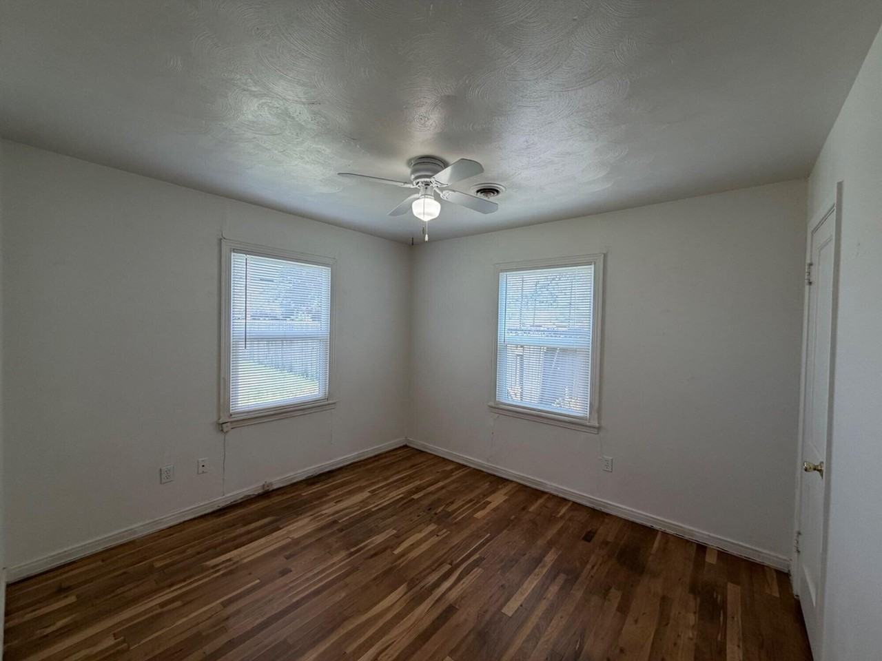 4608 32nd St - Photo 5 of 7