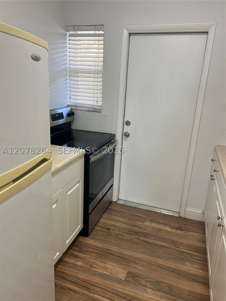 415 76th St #2 - Photo 3 of 11