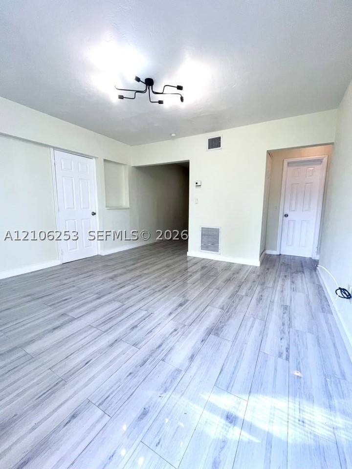 1671 Ne 182nd St - Photo 3 of 16