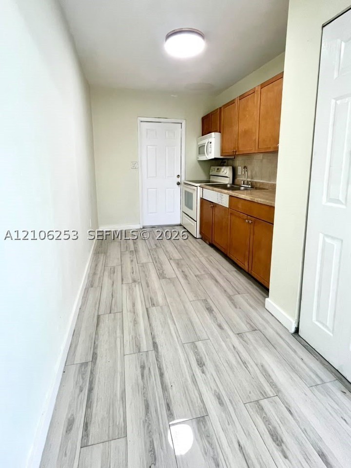 1671 Ne 182nd St - Photo 4 of 16