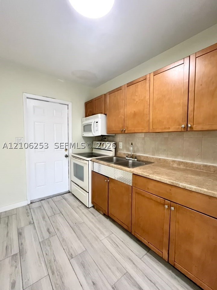 1671 Ne 182nd St - Photo 5 of 16