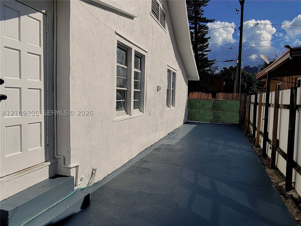 900 Sw 8th Ct - Photo 3 of 12