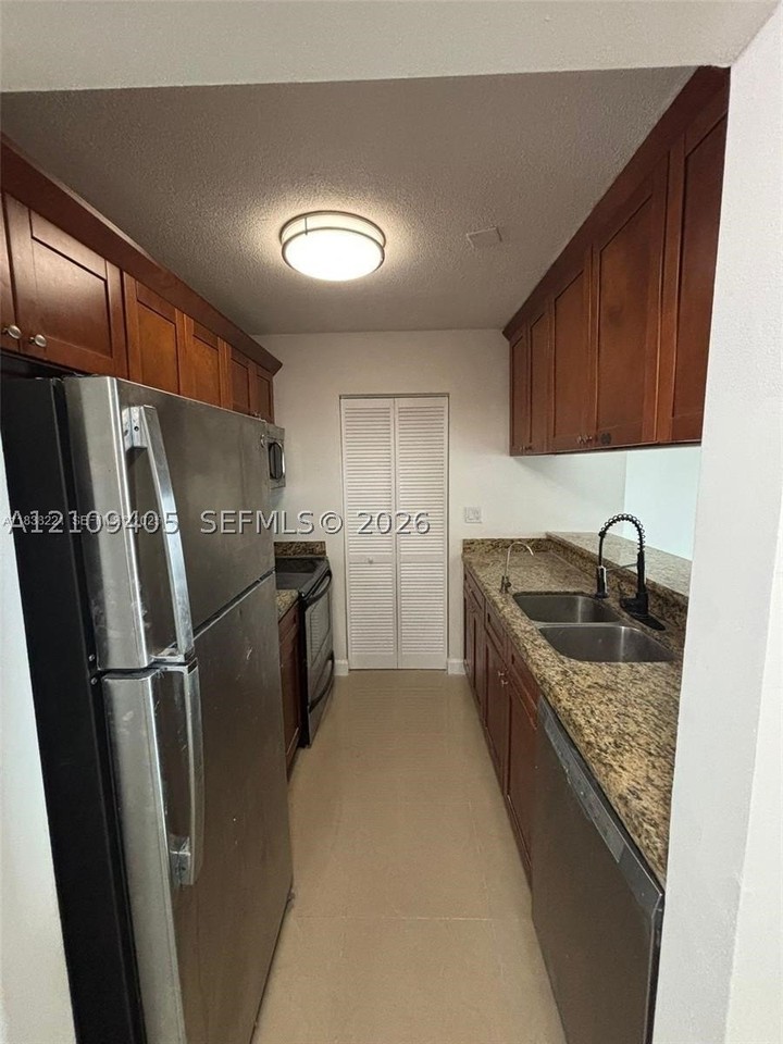 800 N Miami Ave #E605 - Photo 5 of 10
