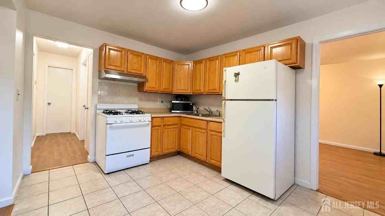 78 College Dr - Photo 3 of 7