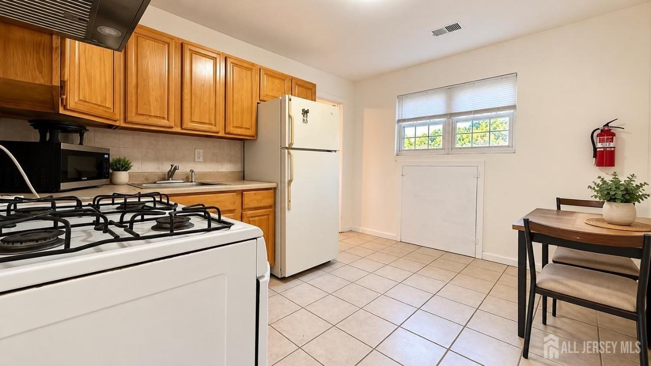 78 College Dr - Photo 4 of 7