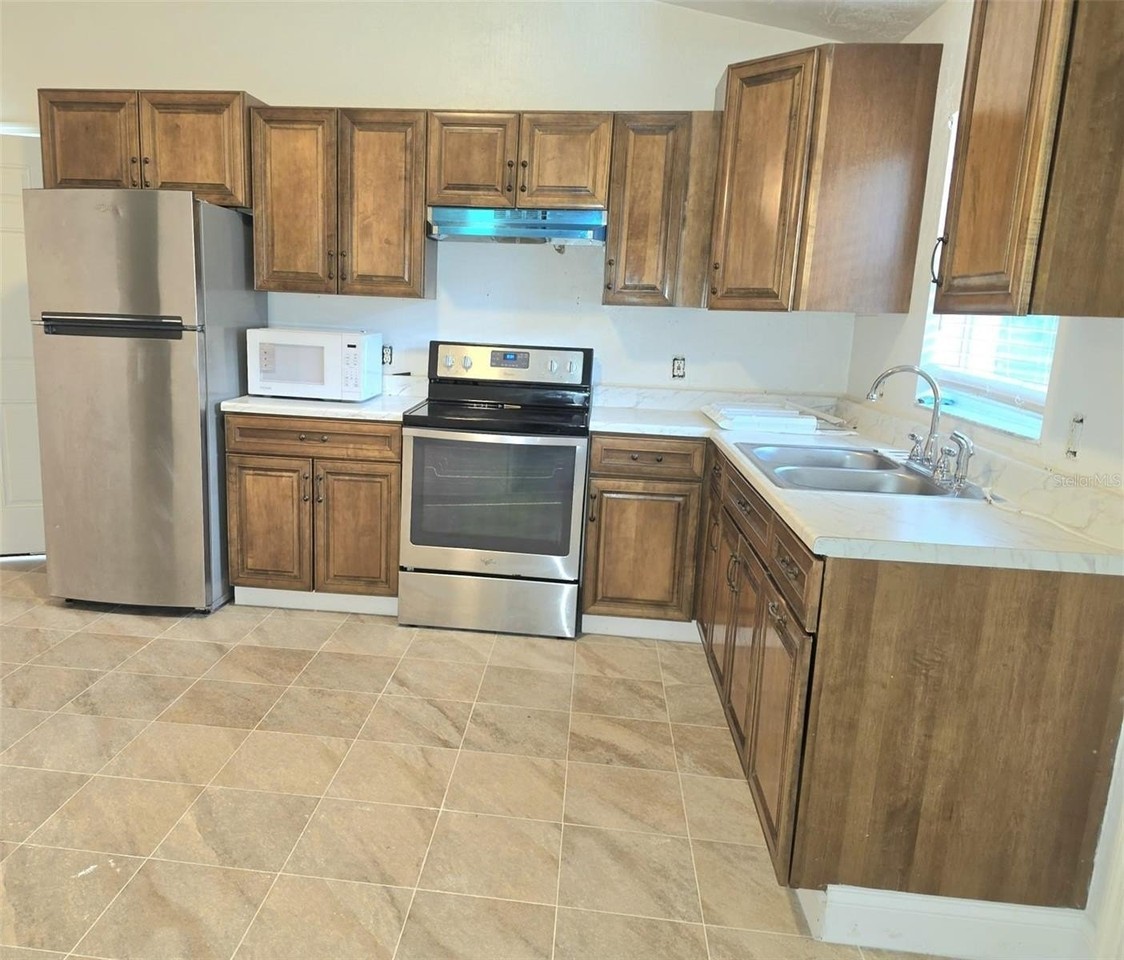 202 N Manatee Ave - Photo 4 of 15