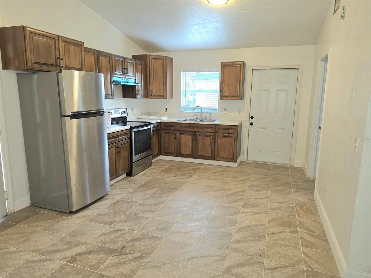 202 N Manatee Ave - Photo 5 of 15