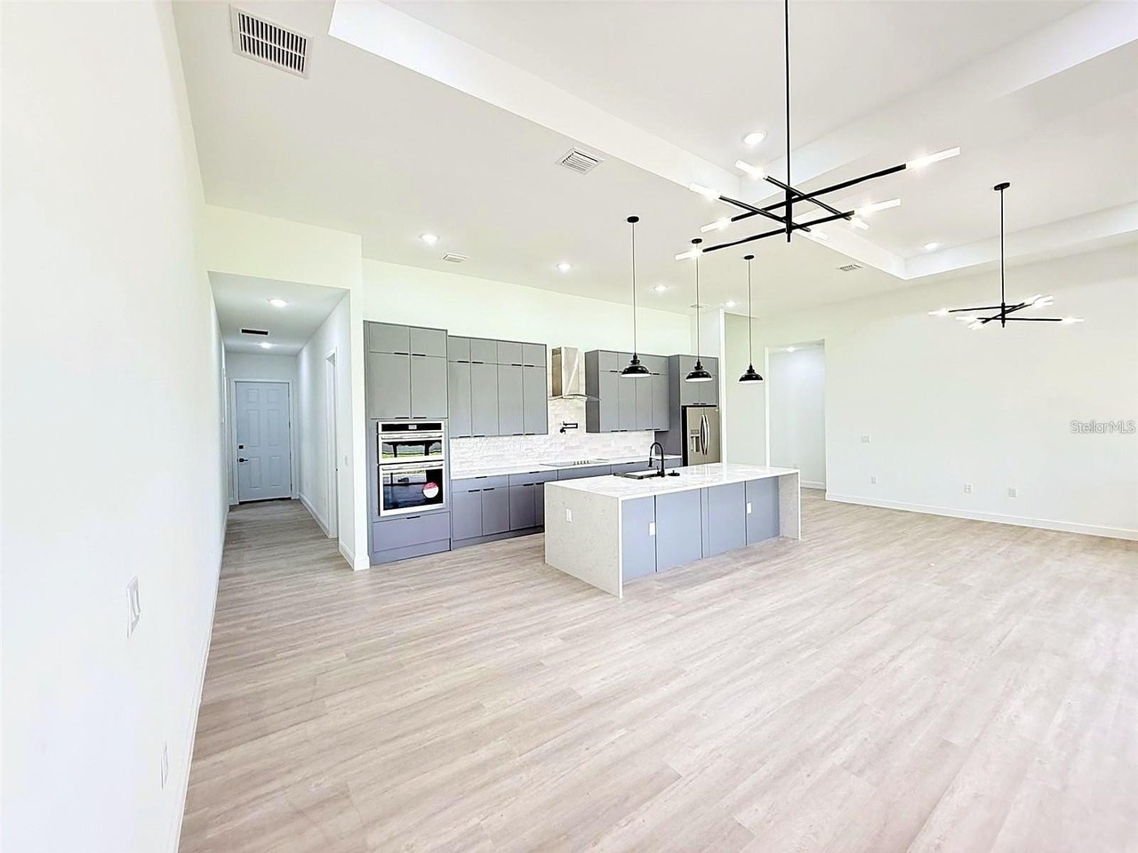 1177 Petronia St - Photo 5 of 28