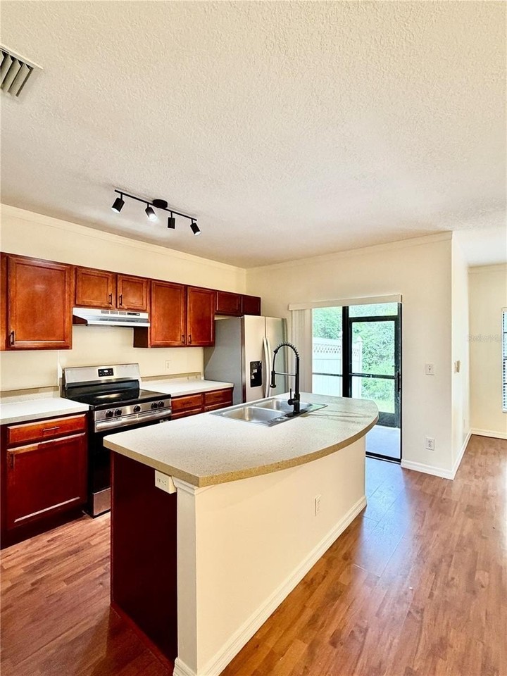 1038 Blackwater Dr - Photo 4 of 39