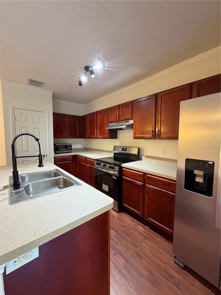 1038 Blackwater Dr - Photo 7 of 39