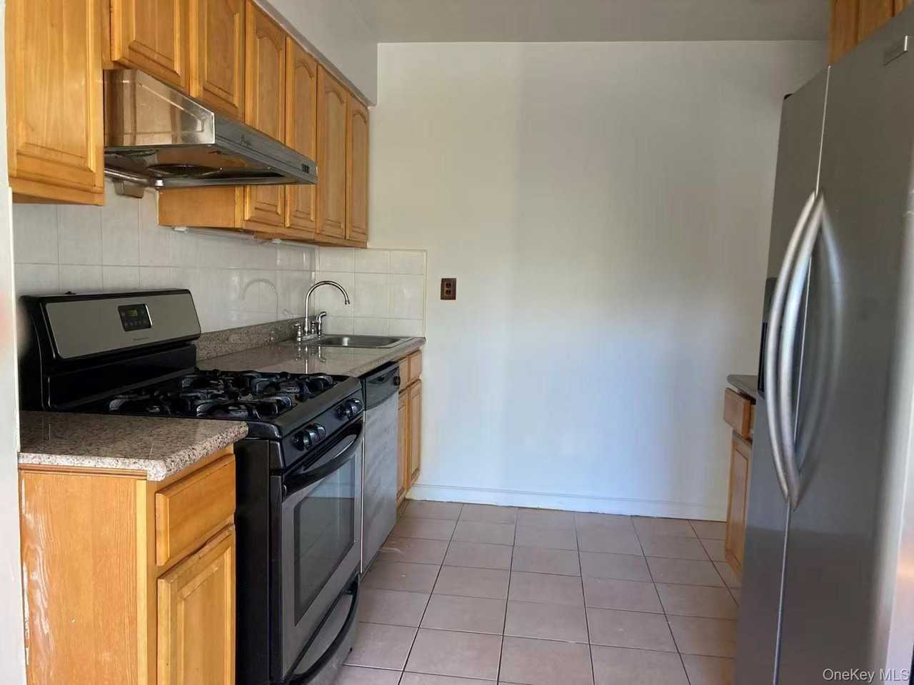 2028 Utopia Pkwy - Photo 2 of 12