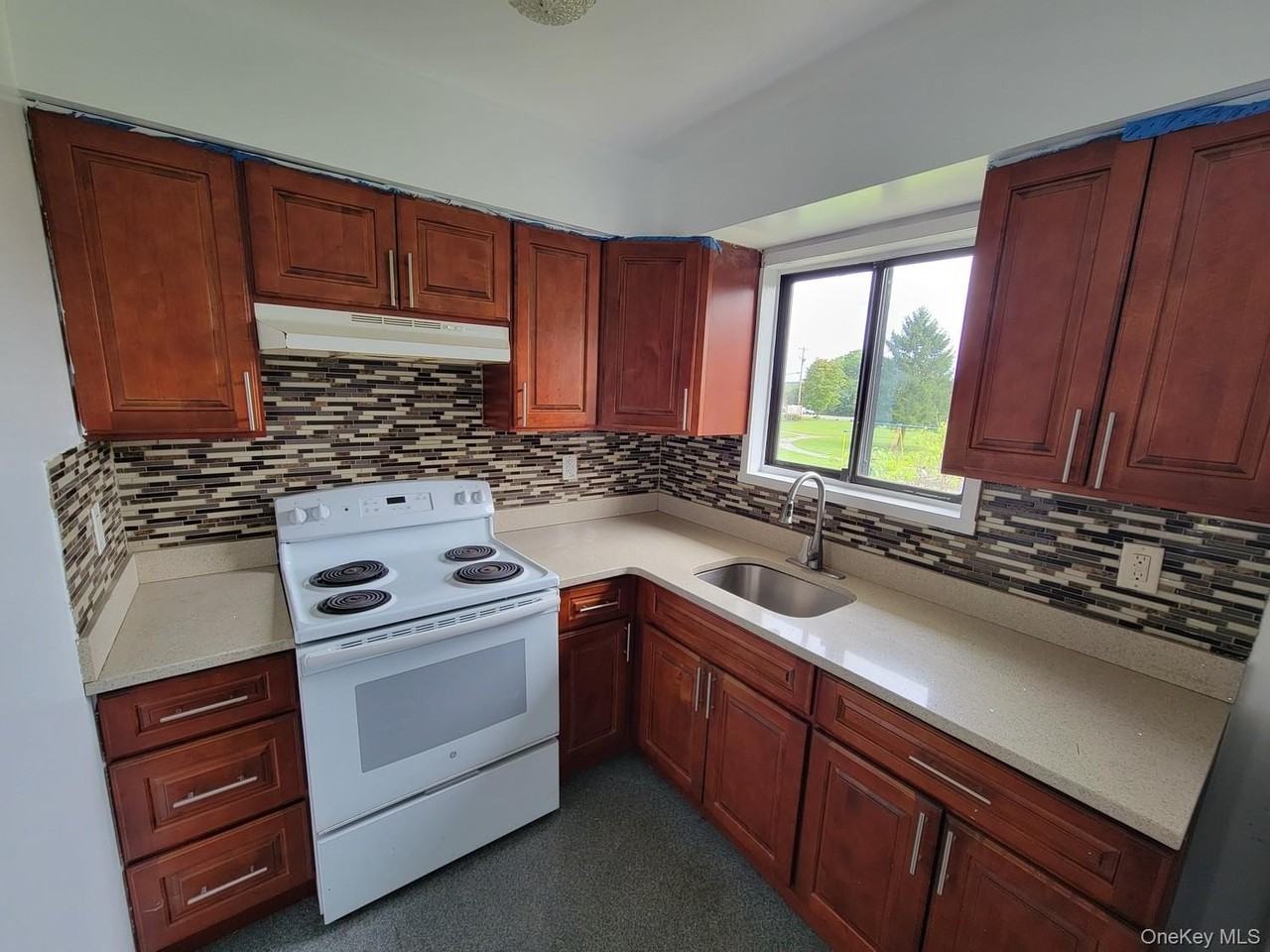 215 Chrystal Dr - Photo 2 of 23