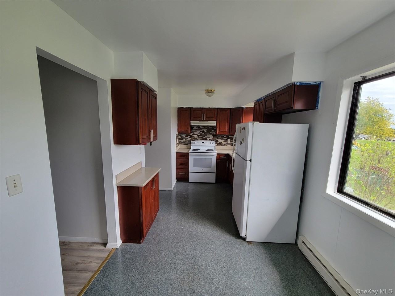 215 Chrystal Dr - Photo 4 of 23
