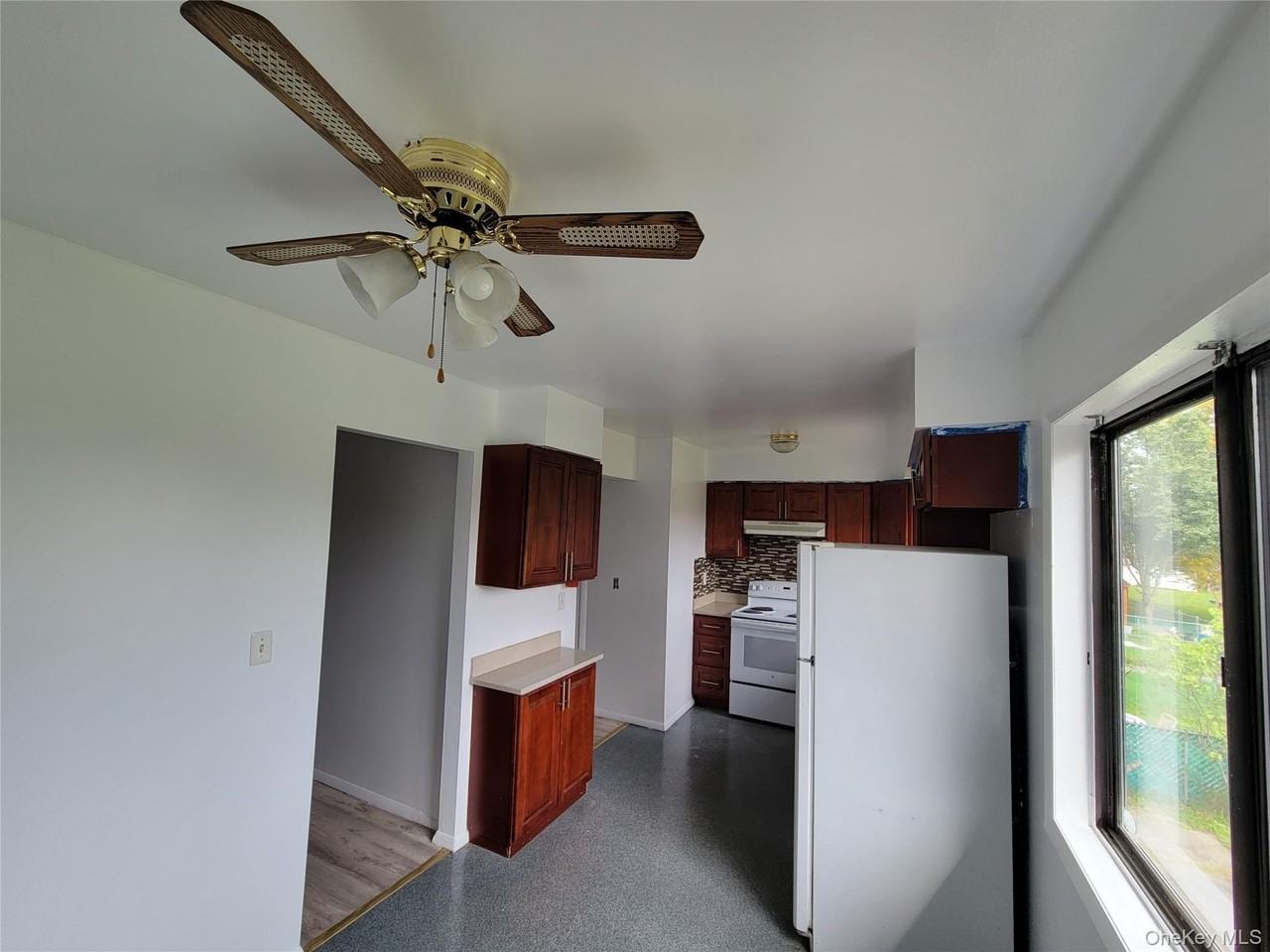 215 Chrystal Dr - Photo 5 of 23