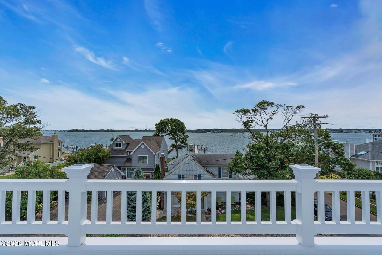 724 Bay Ave - Photo 2 of 21