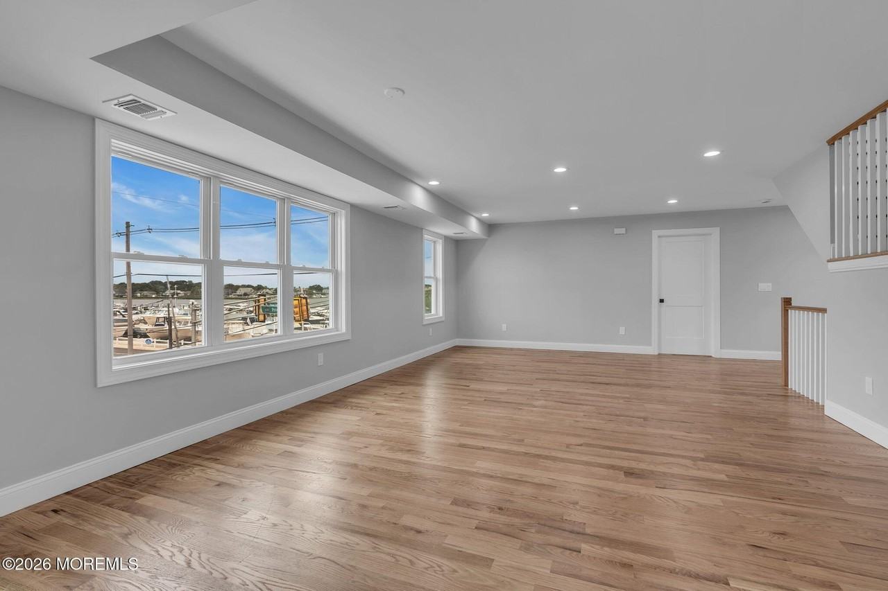 724 Bay Ave - Photo 3 of 21