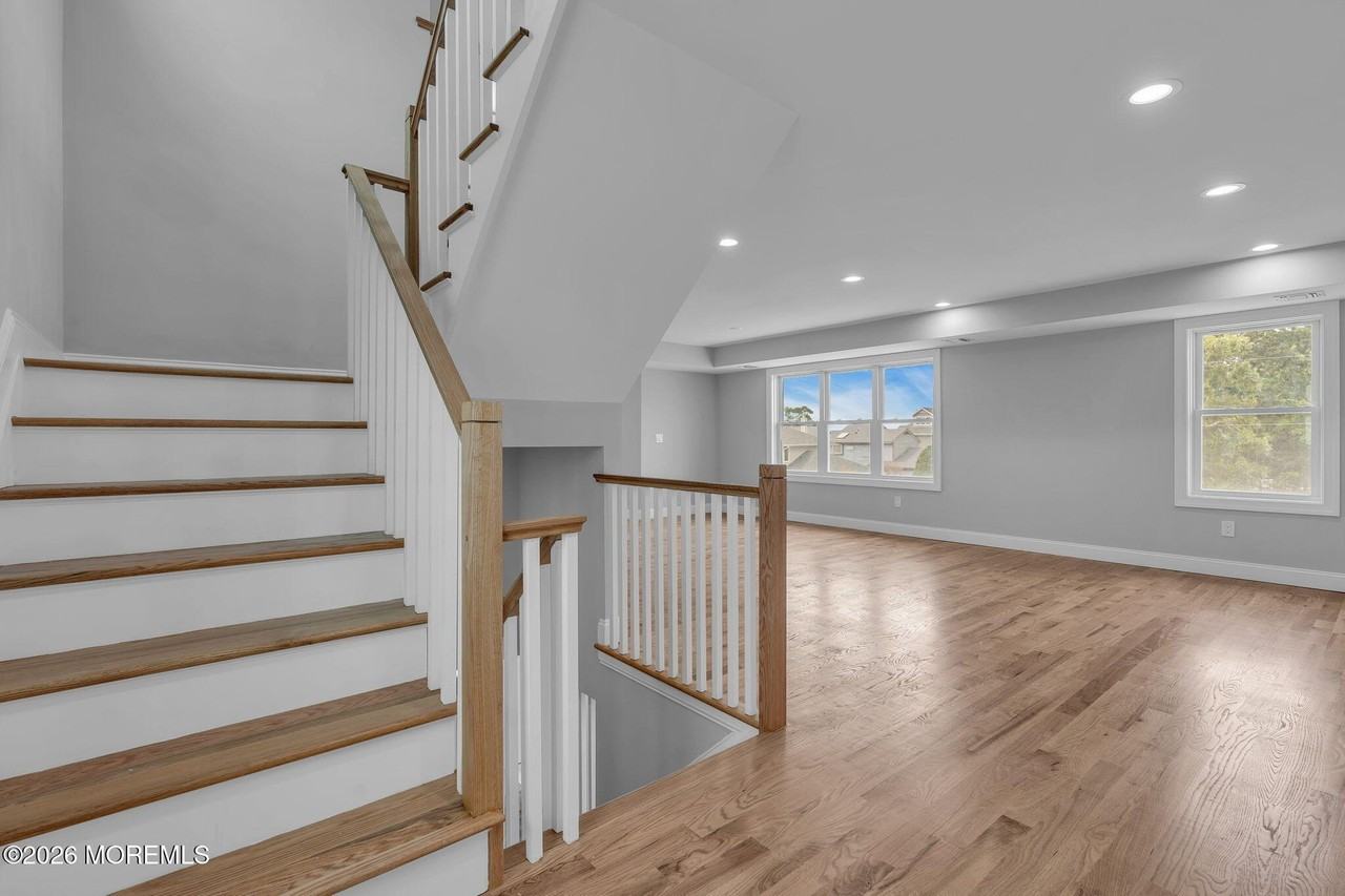 724 Bay Ave - Photo 4 of 21