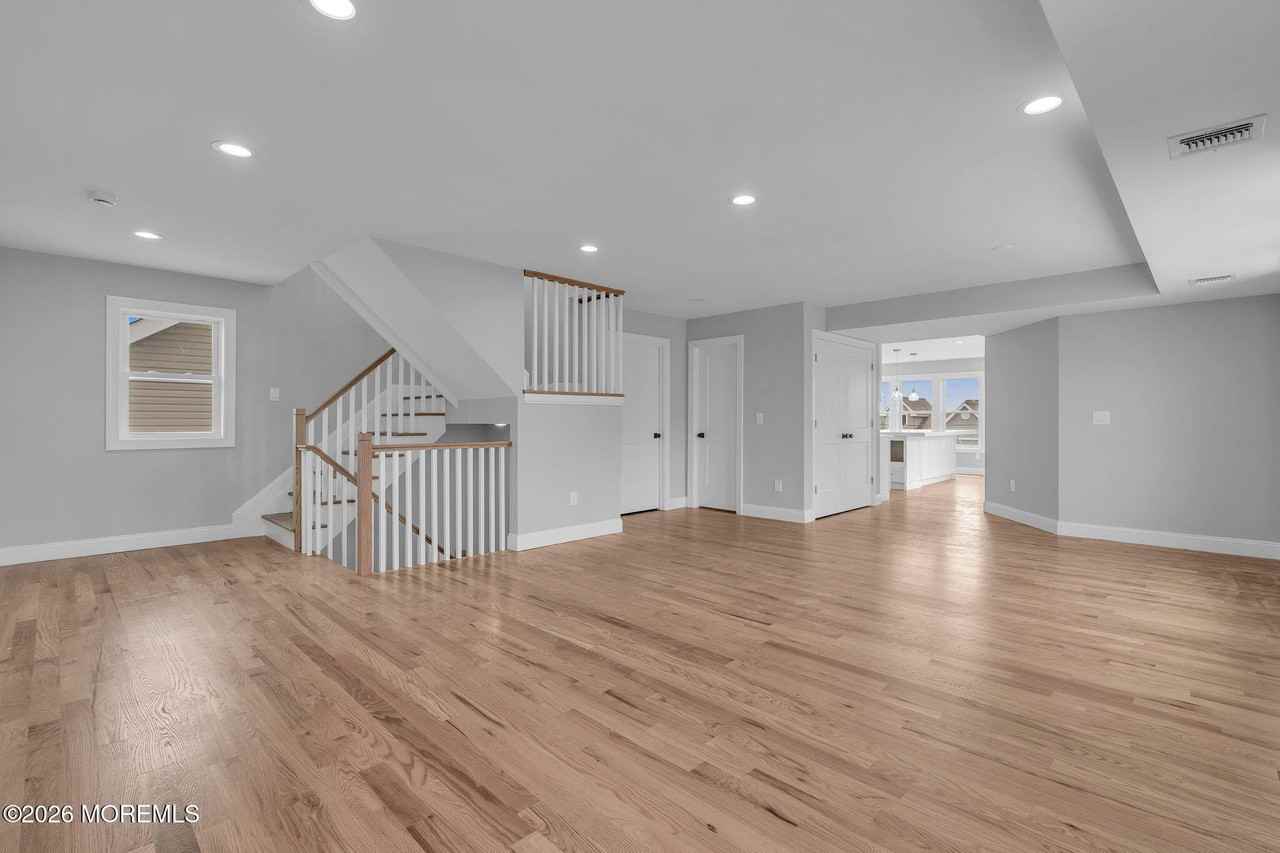 724 Bay Ave - Photo 5 of 21