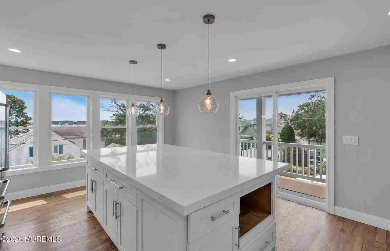 724 Bay Ave - Photo 7 of 21