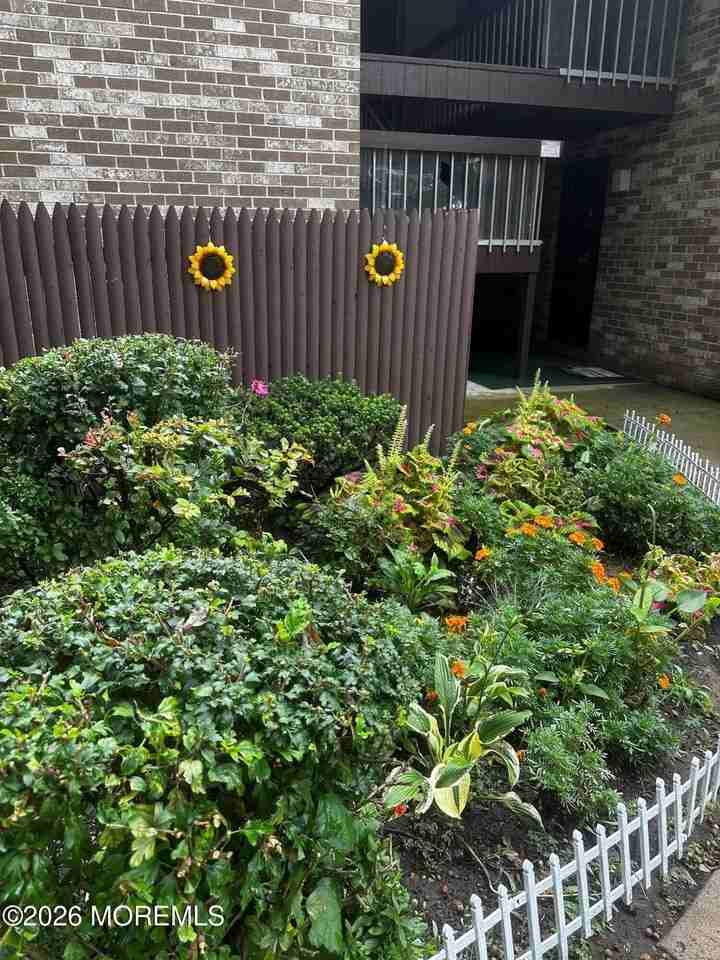 140 Amberly Dr #J - Photo 3 of 16
