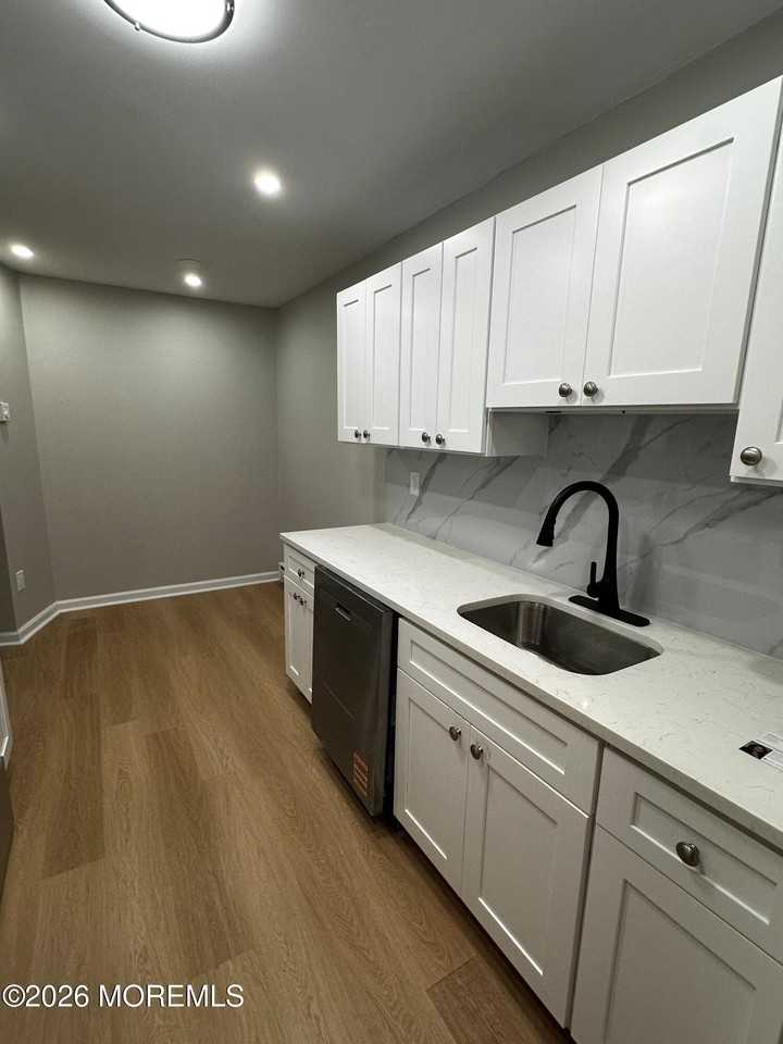 140 Amberly Dr #J - Photo 4 of 16