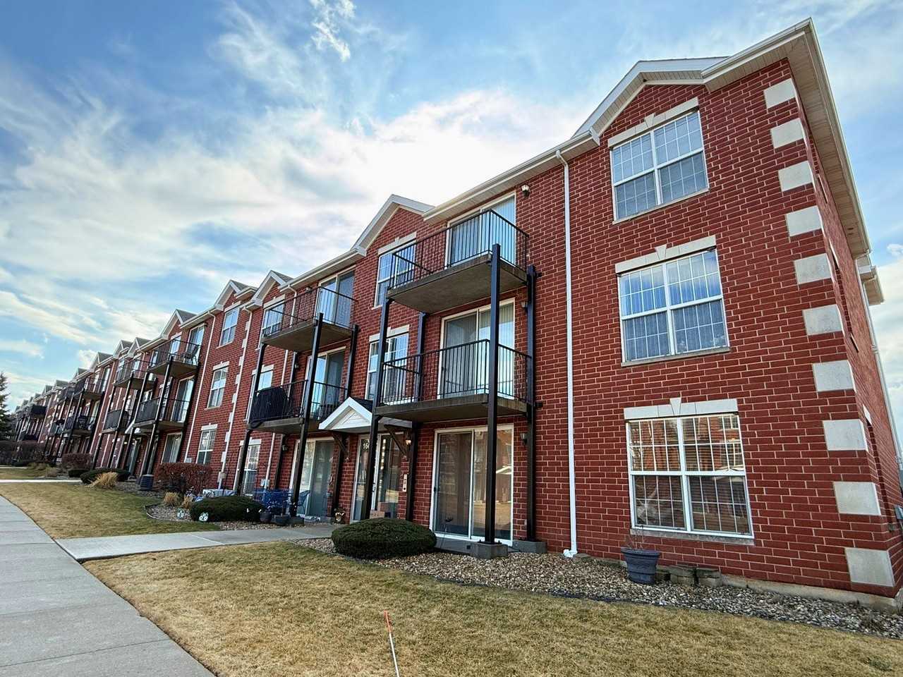 16600 Liberty Cir #2S - Photo 2 of 19