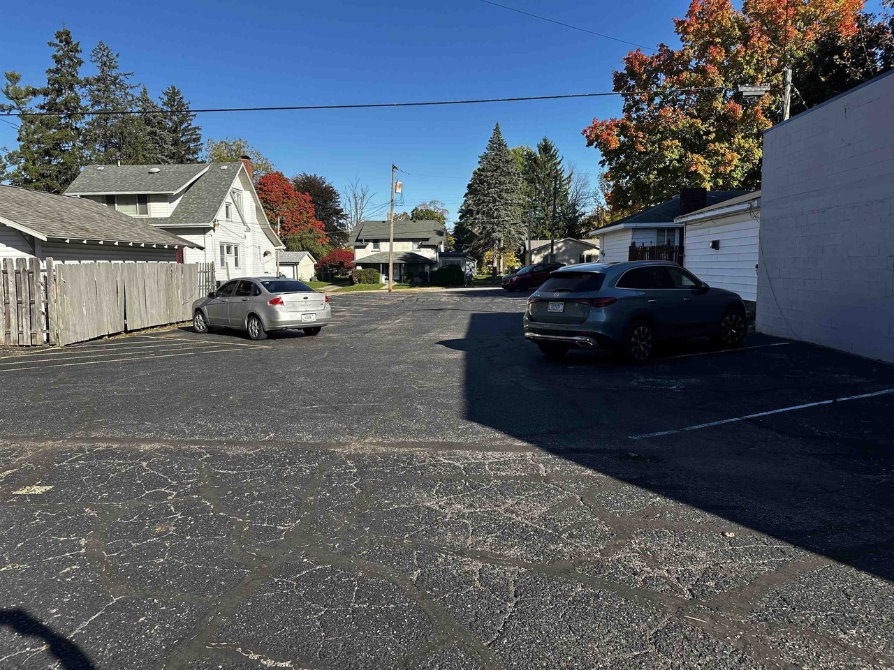 312 N Wayne St - Photo 6 of 8