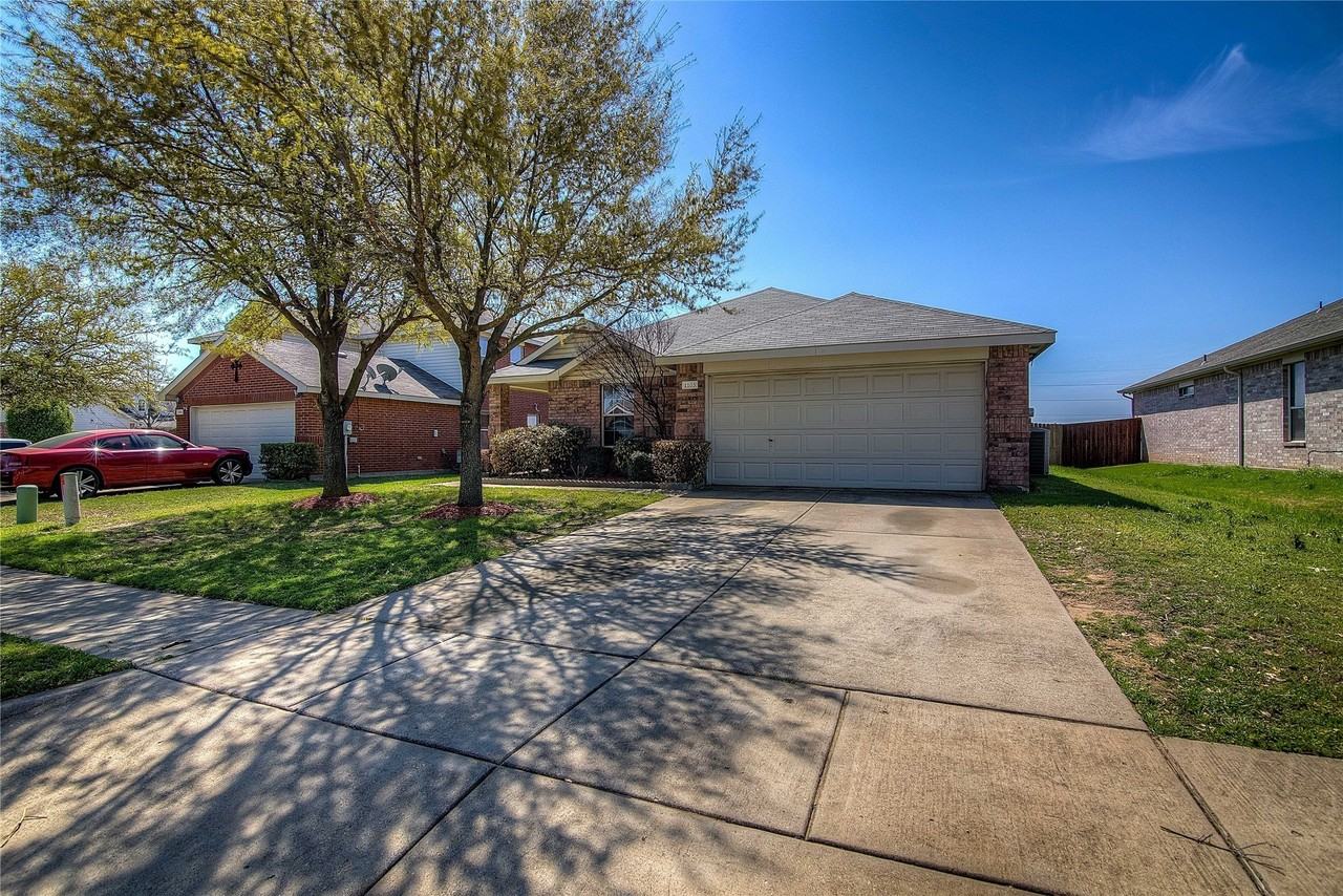 1105 Beaverwood Ln - Photo 2 of 29