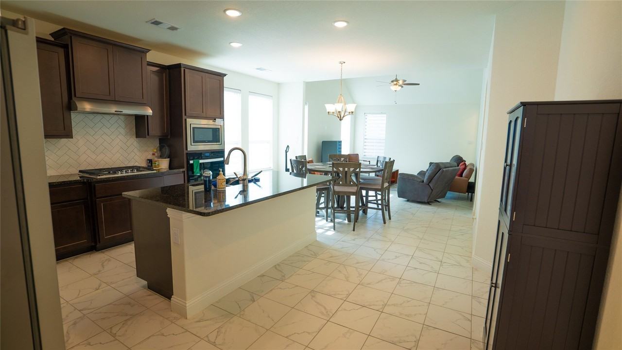 2414 Thavie St - Photo 2 of 27