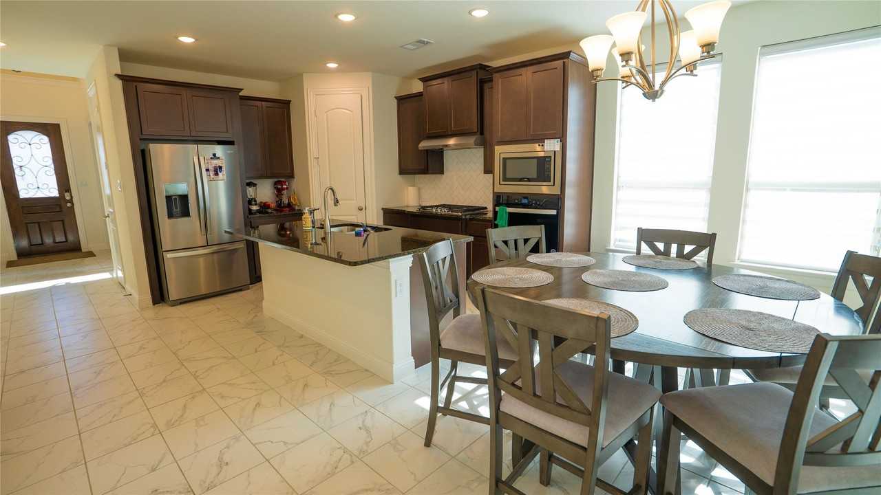 2414 Thavie St - Photo 4 of 27