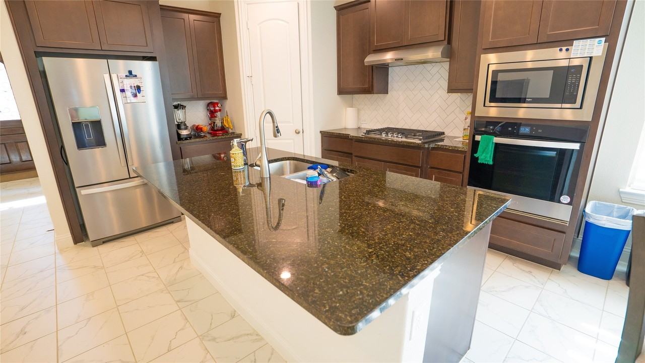 2414 Thavie St - Photo 5 of 27
