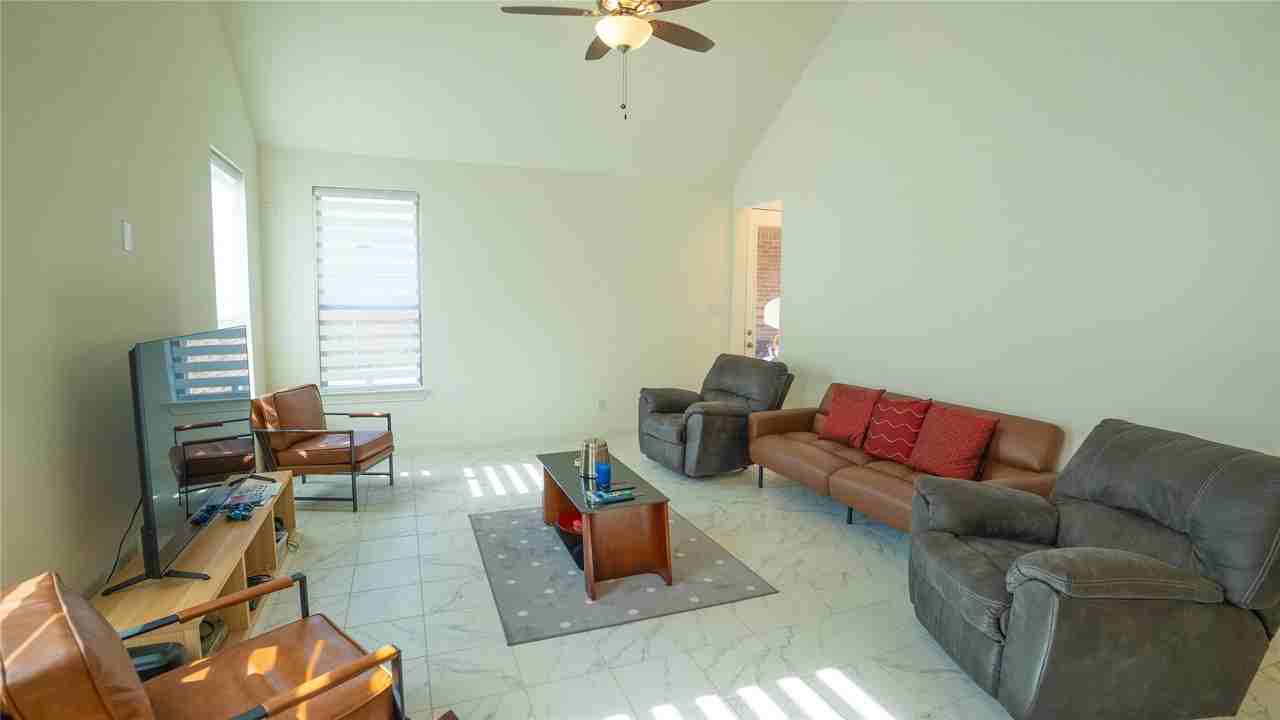 2414 Thavie St - Photo 6 of 27