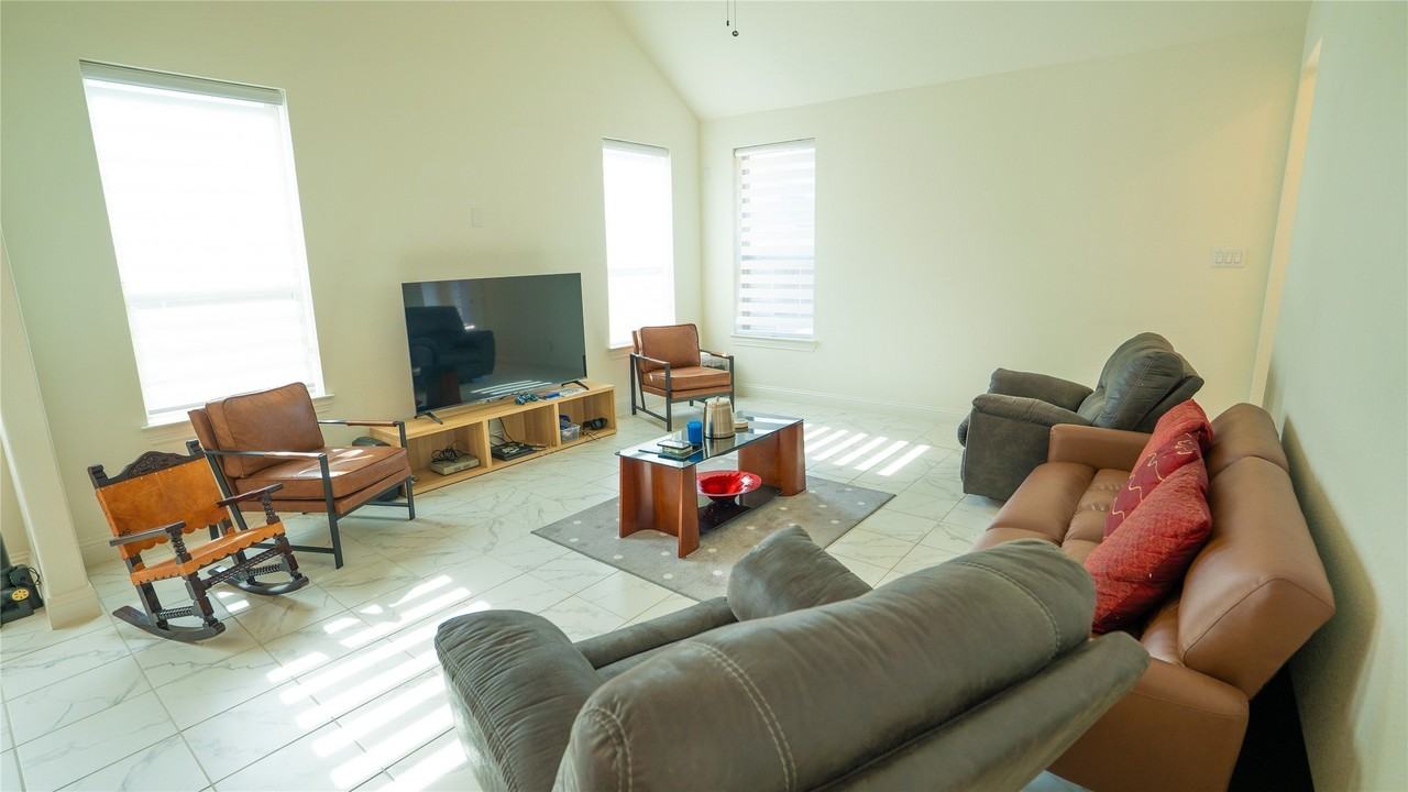 2414 Thavie St - Photo 7 of 27