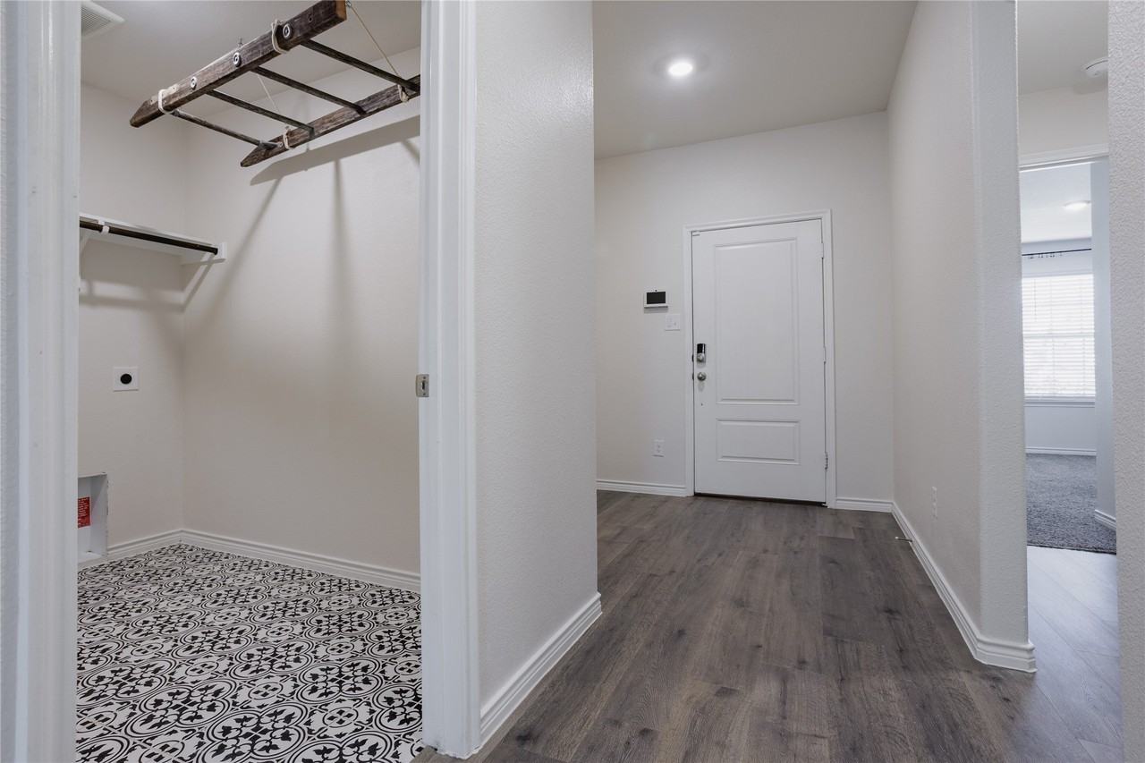 610 Overlook Pt - Photo 2 of 21