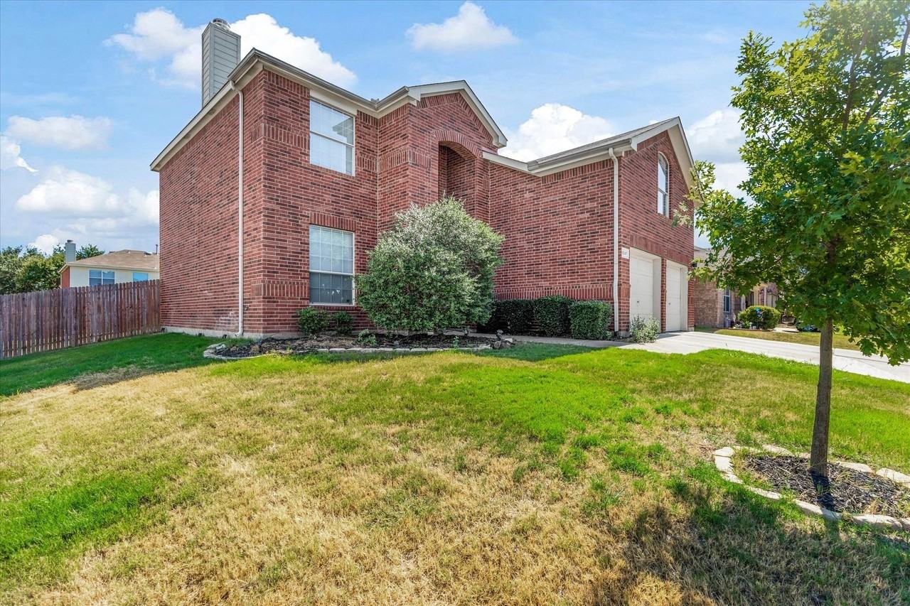 1047 Stream Dr - Photo 2 of 40