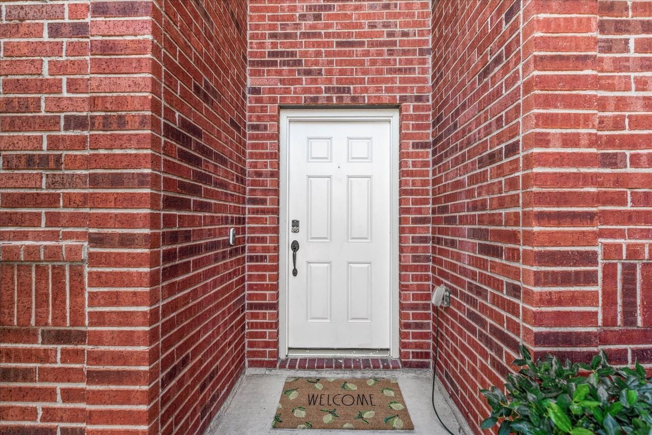 1047 Stream Dr - Photo 3 of 40