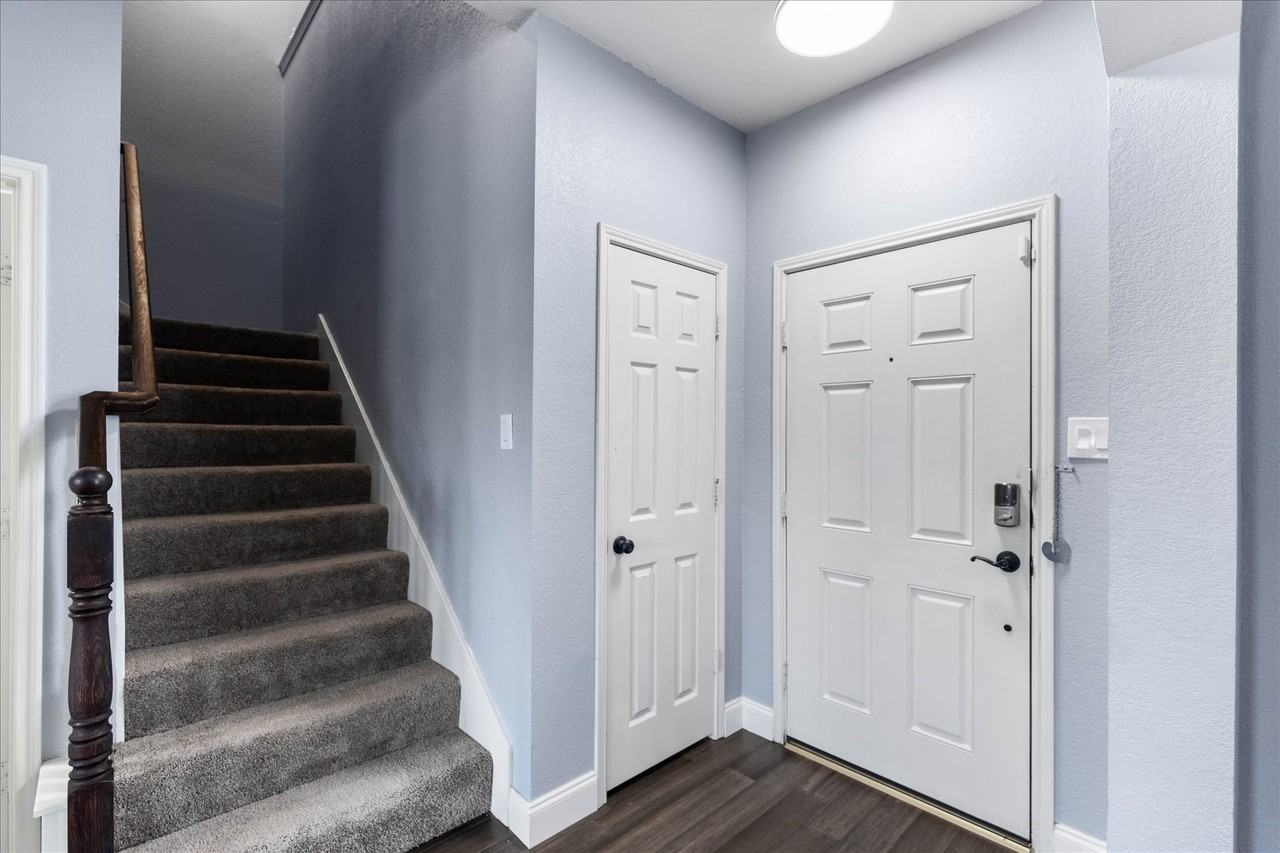 1047 Stream Dr - Photo 4 of 40