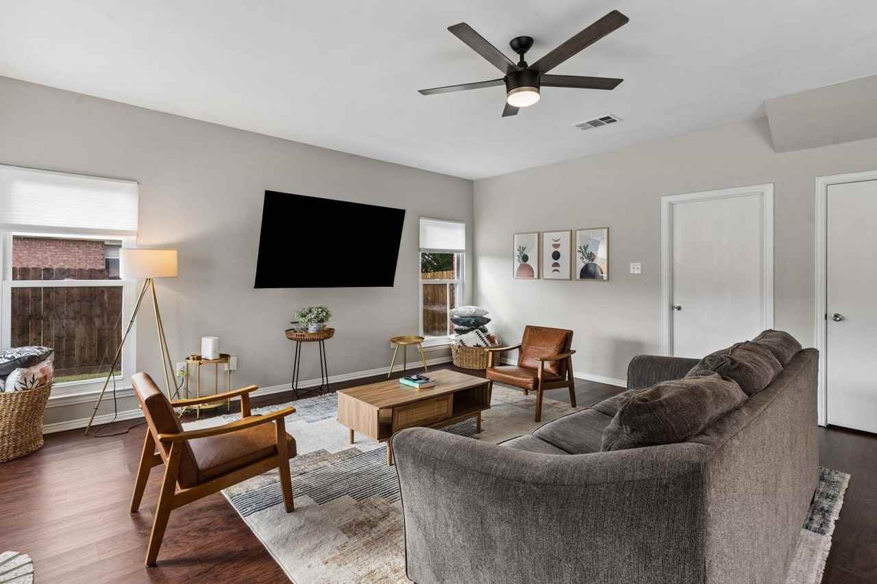 216 Elm Ln - Photo 4 of 36
