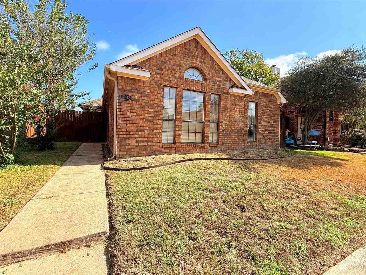 1708 Liberty Ln - Photo 2 of 27